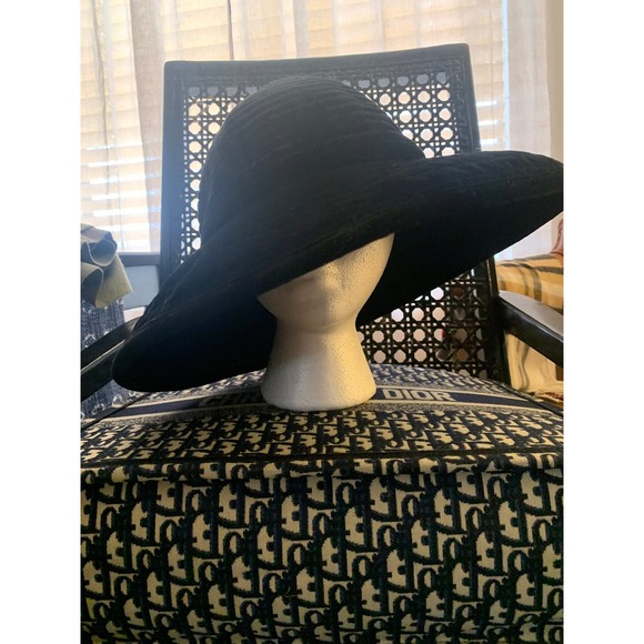 Black Velveteen Wide Brimmed Hat // Vintage Laura Ashley Broad Brim Chapeaux